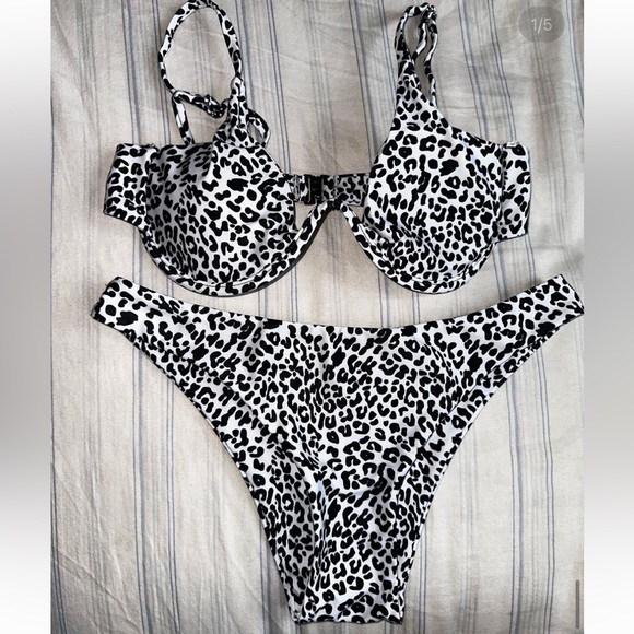 Bikini - Picture 1 of 1